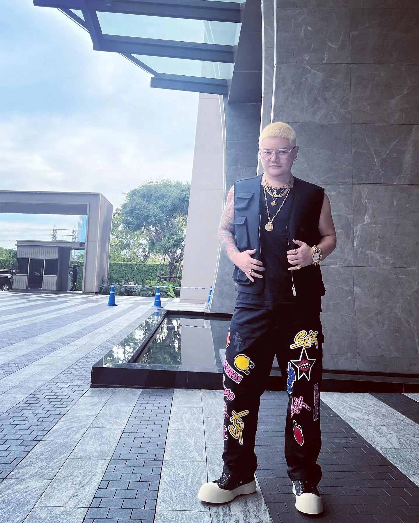 P260 Chrome Hearts Chrome Hearts black multi-element graffiti overalls Chrome Hearts clothing creative director Mattyboy Mattyboy, whose real name is Matt DiGiacomo, is a graffiti artist with a non-school background. He started to serve as the creative director of the Chrome Hearts clothing series in 2018. Since then, Chrome Hearts, which has been injected with young blood, has become popular again. Popular clothing and leather goods, especially the vintage trousers modified product line, must be pre-ordered in stores around the world. Especially patterns like Checker Ball, Checker Eyes and Smiling Lips. The fictional record company logo "SexRecords" often appears in his works, forming his unique style. "I hate humanity, but I love art. Before the end of my life, I just want to do my best to create." ----Matty Boy Mattyboy and vrigil Abloh are also very close. They are both ICONs who bring street culture into luxury accessories. Via.MattyBoy90 (IG) Size: 28/30/32/34/36 Waist: 69/74/79/84/89 Knee circumference: 50/51.5/53/54.5/56 Pants length: 102/104/106/108/110